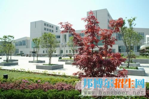 湖北工業(yè)大學(xué)工程技術(shù)學(xué)院校園一角11132