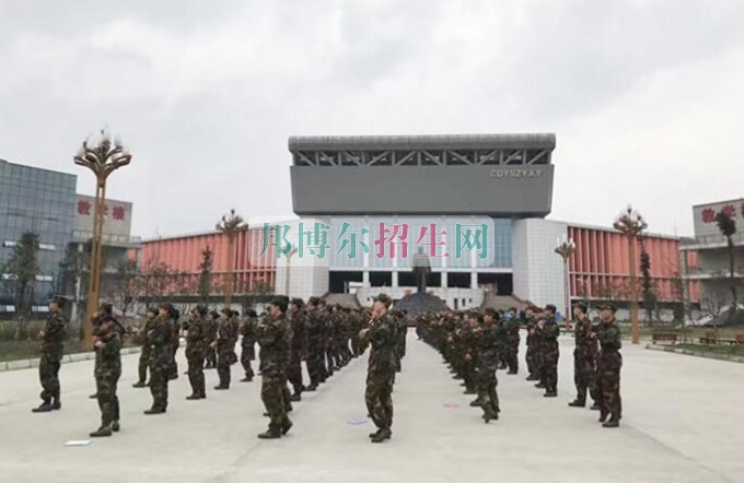 西翔航空學(xué)院青神校區(qū)首批新生軍訓(xùn)火熱進(jìn)行