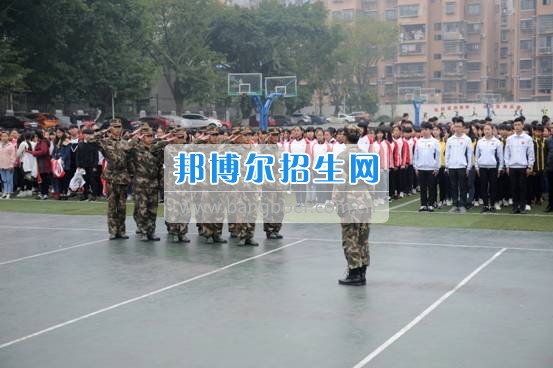 資陽師范學(xué)校隆重舉行新生軍訓(xùn)匯報(bào)表演 展示17級資師學(xué)子風(fēng)采