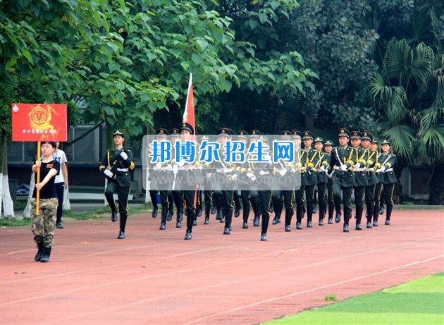 四川管理職業(yè)學(xué)院國旗隊參加四川省高校國旗護衛(wèi)隊會操交流活動  為慶祝中國人民解放軍建軍90周年，推進西南地區(qū)高校國旗文化的發(fā)展，持續(xù)發(fā)揮升旗儀式的教育引導(dǎo)作用，深化愛國主義教育，5月20日，我院國旗隊應(yīng)邀參加了由四川大學(xué)錦城學(xué)院發(fā)起的會操交流活動。  全省28所高校的國旗護衛(wèi)隊，近千名國旗手齊聚一堂。在莊嚴的升旗儀式后，活動進入會操展示環(huán)節(jié)。我院國旗隊邁著整齊劃一的步伐走過主席臺，展示出了優(yōu)秀的訓(xùn)練水平和昂揚的精神風(fēng)貌。當天下午，在四川大學(xué)錦城學(xué)院大禮堂舉行了“以我火紅青春、譜寫國旗禮贊”大學(xué)生升旗手文藝匯演。我院代表隊以優(yōu)雅的舞姿展現(xiàn)了大學(xué)生青春的風(fēng)采。表達了對祖國與學(xué)院的炙熱情感和嚴于律己的學(xué)習(xí)態(tài)度。  此次會操交流活動，加強了省內(nèi)各高校國旗護衛(wèi)隊間的聯(lián)系，弘揚了愛國、愛旗、護旗的精神，獲得了寶貴的經(jīng)驗，明確了努力的方向。我院國旗隊的隊員們紛紛表示：要肩負起捍衛(wèi)國旗尊嚴、宣傳國旗文化的神圣使命!