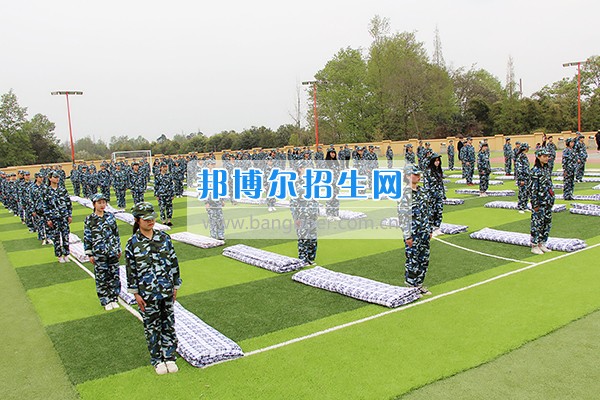 四川五月花汽修學(xué)院軍訓(xùn)一場壯觀的“豆腐”盛宴