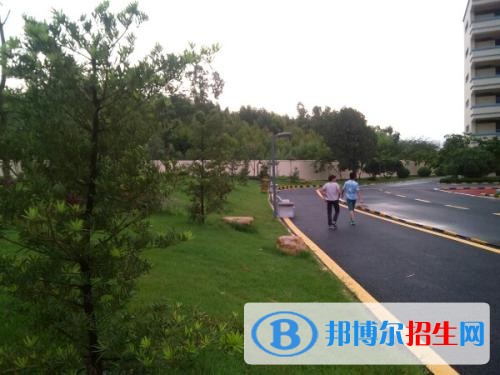 成都市恒輝技工學(xué)校2019年報(bào)名條件、招生對(duì)象