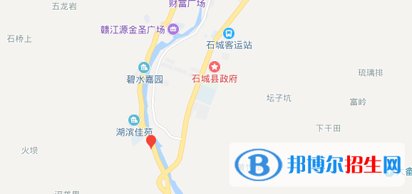 在決定報(bào)考哪一所學(xué)校以前，我們要對(duì)學(xué)校做全面的了解，其中就包括了學(xué)校的地址信息。很多同學(xué)都認(rèn)為等到錄取以后再了解學(xué)校地址更合理，其實(shí)不然，在確定報(bào)考這所學(xué)校以前我們就應(yīng)該了解好學(xué)校的地址，來確定自己是否愿意去往當(dāng)?shù)鼐妥x，畢竟每個(gè)地方的交通、氣候都是不同的。  石城職業(yè)技術(shù)學(xué)校地址：石城縣古樟工業(yè)園區(qū)206國(guó)道旁  石城職業(yè)技術(shù)學(xué)校郵編：342708  石城職業(yè)技術(shù)學(xué)校簡(jiǎn)介 石城縣職業(yè)技術(shù)學(xué)校是江西省石城縣唯一一所公辦職業(yè)技術(shù)學(xué)校，其創(chuàng)辦于1958年，目前正與江西贛州技師學(xué)院聯(lián)合辦學(xué)，發(fā)展迅速，辦學(xué)前景十分廣闊。學(xué)校座落于閩贛交界的石城縣古樟工業(yè)園區(qū)206國(guó)道旁，隨著鷹瑞高速及石吉高速的開工建設(shè)，以及福建被國(guó)務(wù)院批準(zhǔn)為海峽西岸經(jīng)濟(jì)發(fā)展改革試驗(yàn)區(qū)，更為這方作為對(duì)接長(zhǎng)珠閩的熱土注入了新的生機(jī)和活力。  石城職業(yè)技術(shù)學(xué)校師資力量 學(xué)校奉行“專家治校，名師執(zhí)教”的方針，面向全國(guó)招聘教師，在全校65名教職工之中具有“雙師型”的教師就有25人。其中任教師本科以上學(xué)歷38人，中、高級(jí)職稱22人，技師8人。廣大教職工“樂教、勤教、善教”，教書育人，德才兼?zhèn)洹? 小編總結(jié) 我們可以了解到石城職業(yè)技術(shù)學(xué)校的具體地址為石城縣古樟工業(yè)園區(qū)206國(guó)道旁。在知道石城職業(yè)技術(shù)學(xué)校的地址以后，接下來對(duì)學(xué)校十分感興趣的同學(xué)有條件的話還可以去到學(xué)校進(jìn)行實(shí)地考察，看看學(xué)校的教學(xué)樓、實(shí)訓(xùn)樓、宿舍樓的條件如何。