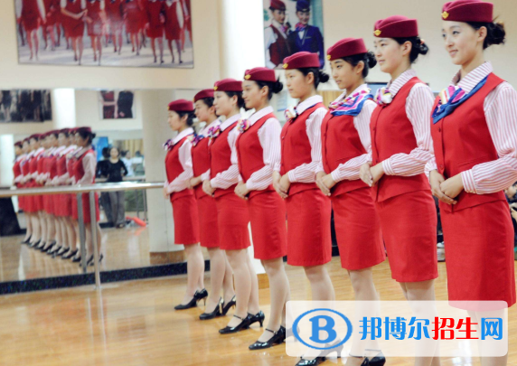 武漢2021年女生初中畢業(yè)上航空服務(wù)學(xué)校