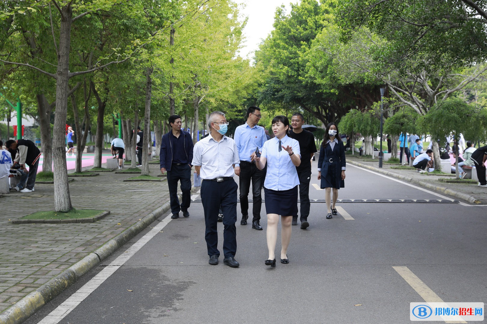 省民族宗教委二級巡視員蔡欽一行到樂山市計算機學校指導(dǎo)民族團結(jié)進步創(chuàng)建工作