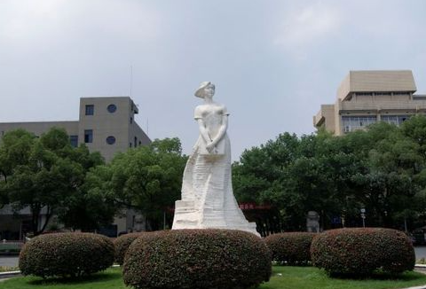 揚(yáng)州大學(xué)和南昌應(yīng)用技術(shù)師范學(xué)院怎么選？哪個(gè)好？附分?jǐn)?shù)線